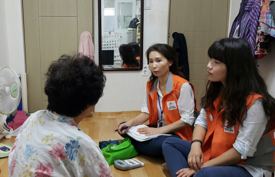 구로구(구청장 이성)가 7월부터 '찾아가는 동주민센터' 사업을 전 동으로 확대 시행한다. 구로구는 "지난해 구로2동, 개봉1동에 시범 운영했던 '찾아가는 동주민센터'를 15개 전 동으로 확대하며 이를 위해 인력충원과 조직개편을 단행한다"고 14일 밝혔다.  구로구 제공